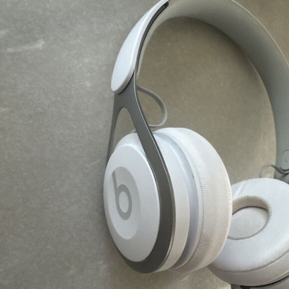 Beats by Dr. Dre EP ML9A2LL/A Headphones - White - Picture 7 of 9